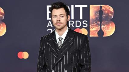 Harry Styles Is Brought to Tears When His Sister Surprises Him on Stage at Wembley – Video