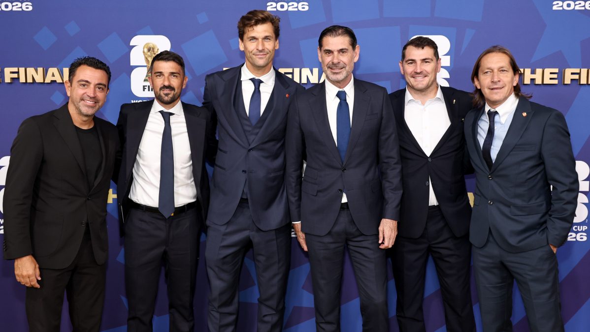 Xavi Hern&aacute;ndez, David Recorbet, Fernando Llorente, Fernando Hierro awinmek, Iker Casillas and M&iacute;chel Salgado