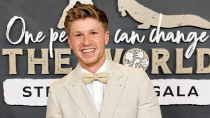 ‘Dancing With the Stars’ Champion Robert Irwin Stuns Fans While Letting a Python Constrict Around His Neck – Video