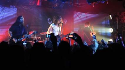 Iconic ’90s Grunge Band Reunites with ‘Gossip Girl’ Star on Vocals After Singer’s Tragic Passing