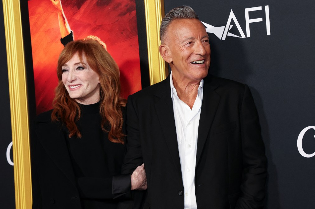 US singer Bruce Springsteen (L) and his wife US musician Patti Scialfa