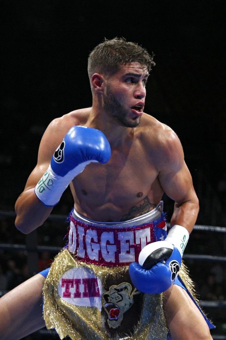 A photo showing Prichard Col&oacute;n in a boxing position with blue gloves on.