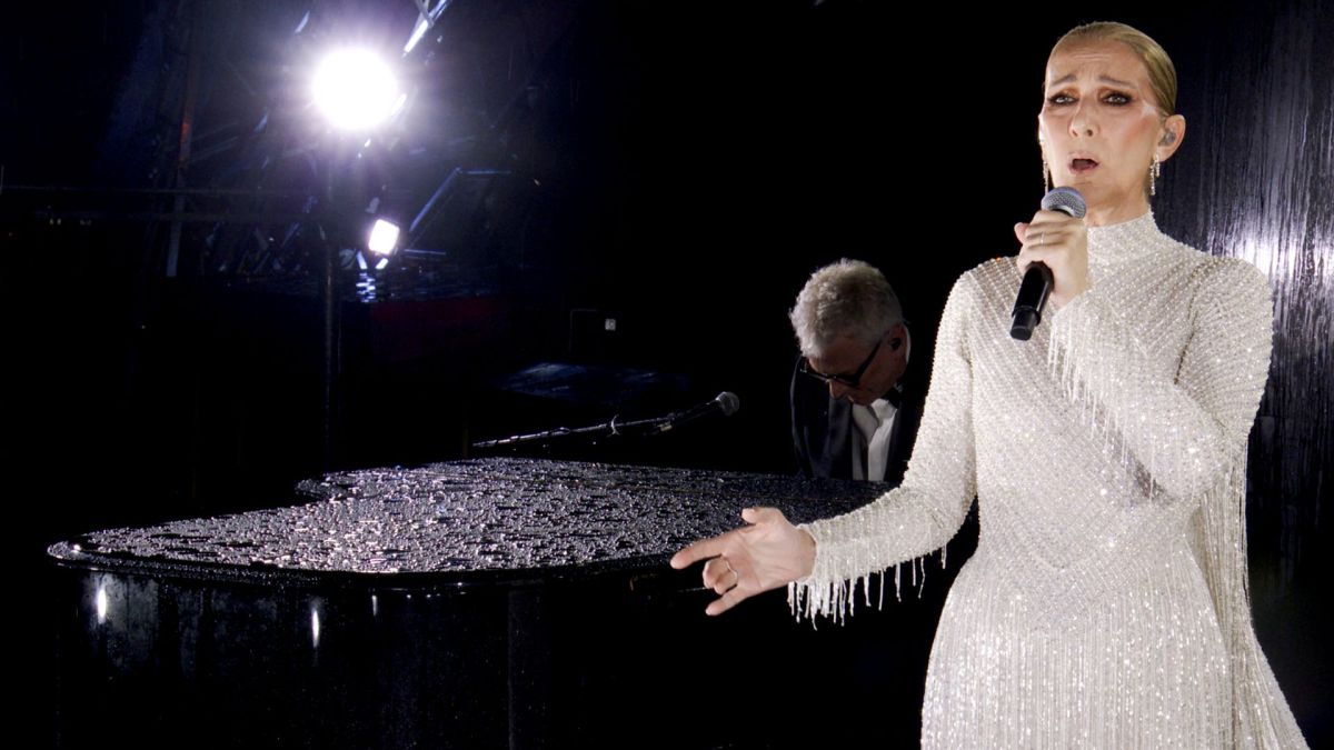 C&eacute;line Dion returns to Paris stage with mass karaoke and cheering fans