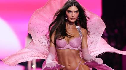 Gorgeous Emily Ratajkowski Sizzles in Revealing Barely-There Dress at the 2026 VMAs