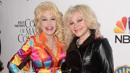 Stella Parton Reveals ‘Secret Language’ Dolly Parton Used on Red Carpet to Not Be Lip-Read