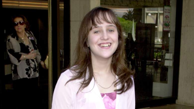 Mara Wilson smiling for photos in 2000
